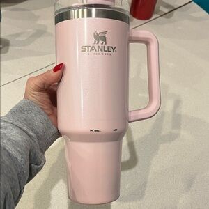 Stanley Quencher H2.0 Tumbler 40 oz
Light pink glitter